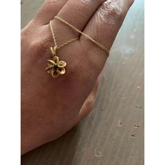 Vintage estate dainty 10k solid gold flower charm pendant with natural diamonds - Picture 2 of 3